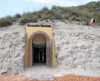 Entrada a la cueva del circuito termal