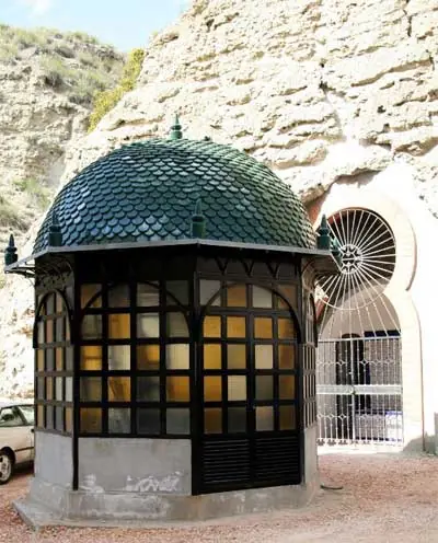 Templete acristalado junto al cerro