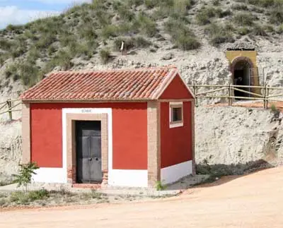 Caseta junto a la boca de una galería