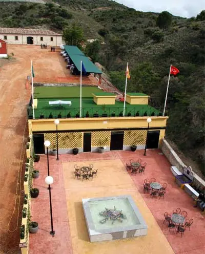 Terraza con mesas al pie del cerro