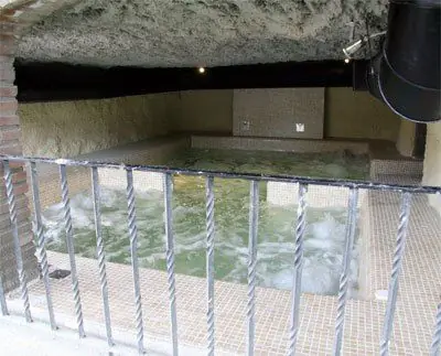 Piscina con chorros en la cueva