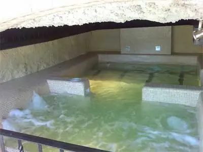 Piscina de la cueva con chorros