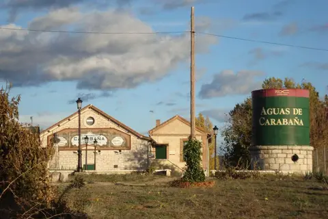 La antigua embotelladora y el depósito con el rótulo de la marca