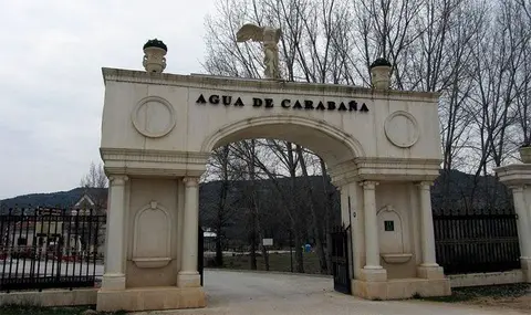 Arco de entrada con la inscripción «Agua de Carabaña»